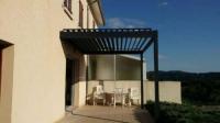 Pergola bioclimatique ou store extérieur?