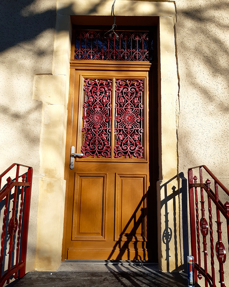 Porte menuiserie Minaire, reproduction  l'identique avec rcupration des grilles existantes